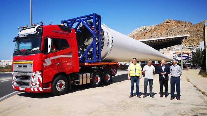 Seis palas de aerogeneradores se exportarán a Alemania desde el puerto de Almería