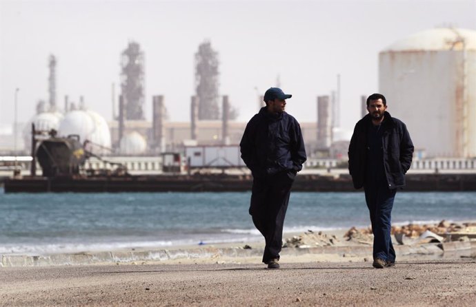 Libia.- Milicianos suspenden los trabajos en el principal campo petrolero de Lib