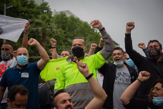 Trabajadores de Nissan Motor Ibérica, en la Zona Franca de Barcelona, se congregan a su paso por la Avenida Diagonal en una de las marchas lentas que se han convocado durante el día. En Barcelona, Catalunya, (España), a 4 de junio de 2020.