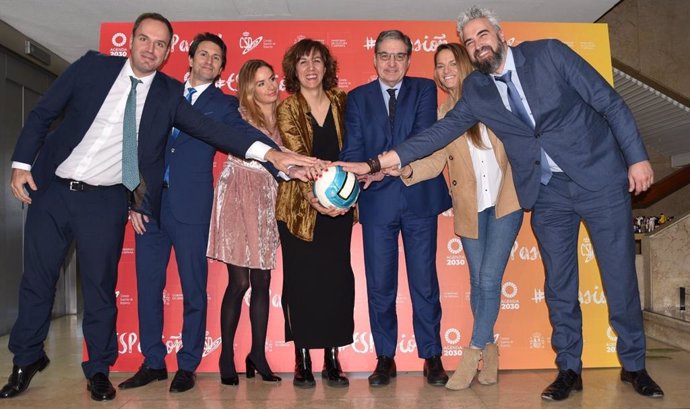 La presidenta del CSD, Irene Lozano, junto a los presidentes de Futbolistas ON, Juanjo Martínez, y de la ACFF, Rubén Alcaine