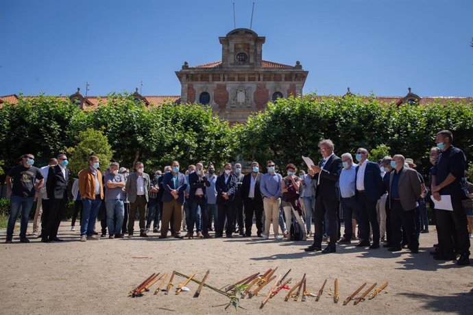 El presidente del Consell Comarcal del Pallars Sobir, Carles Isús,  junto a las varas de mando de los alcaldes en el suelo, en señal de protesta por la Ley de Agencia de Patrimonio Natural. En Barcelona, Catalunya (España), a 9 de junio de 2020.