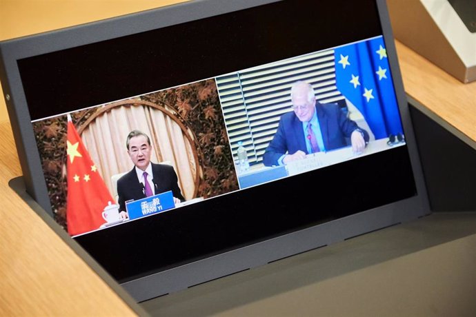 Josep Borrell habla por videoconferencia con el ministro de Exteriores chino, Wang Yi