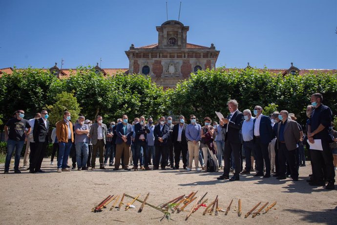 El president del Consell Comarcal del Pallars Sobir, Carles Isús,  al costat de les vares de comandament dels alcaldes en el sl, en senyal de protesta per la Llei d'Agncia de Patrimoni Natural. A Barcelona, Catalunya (Espanya), a 9 de juny de 2020.