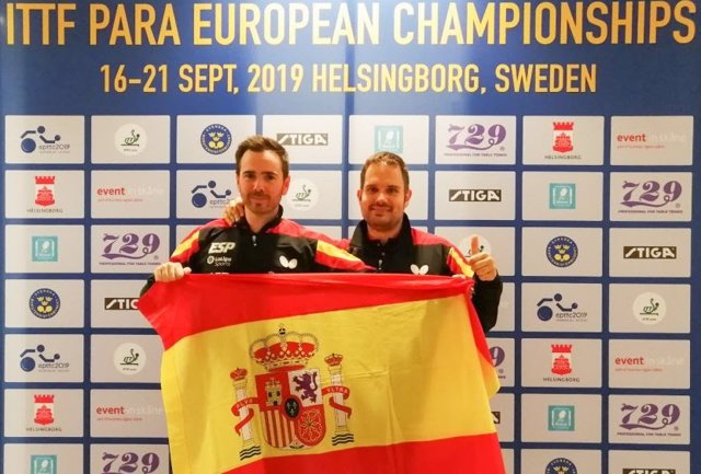 Los palistas españoles Álvaro Valera y Jordi Morales tras ganar su medalla en los Europeos de 2019