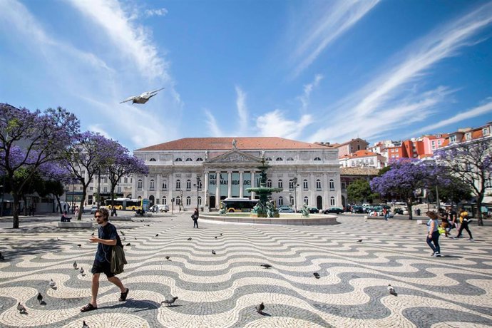 Un hombre pasea por una plaza de Lisboa