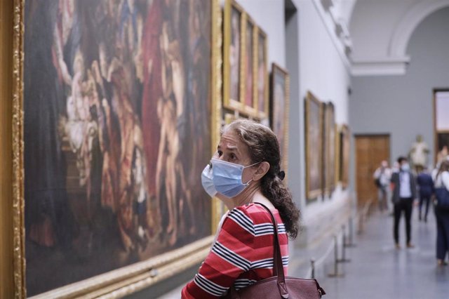 Una visitante en el Museo Nacional del Prado, el día en el que reabre sus puertas tras haber permanecido casi tres meses clausurado a causa de la pandemia por coronavirus, en Madrid (España) a 6 de junio de 2020.