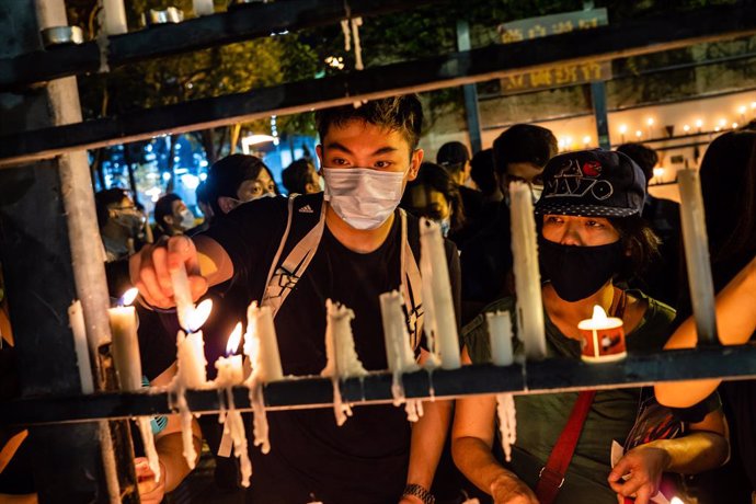 04 June 2020, China, Hong kong: Demonstrators light candles Candles in Victoria Park during a vigil to mark the 31st anniversary of the 1989 Tiananmen Square protests. Photo: Willie Siau/SOPA Images via ZUMA Wire/dpa