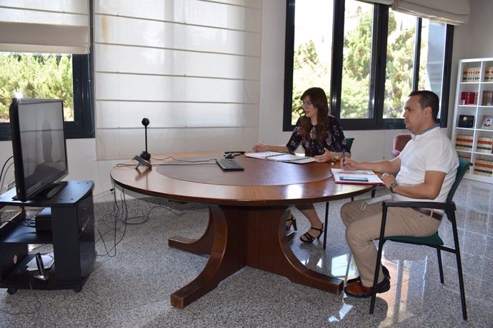 La delegada del Gobierno en Melilla, Sabrina Moh, y el director del Ingesa con Air Nostrum