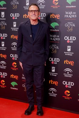 El compositor Alberto Iglesias posa a su llegada a la Fiesta de Nominados de la 34 edición de los Premios Goya , a finales de 2019.