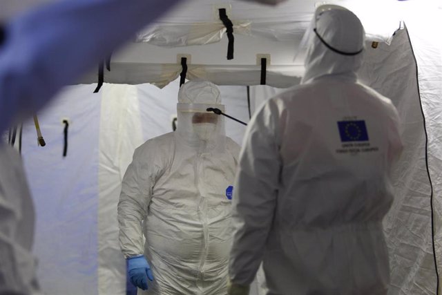 Trabajadores de proteccion civil se desinfectan contra el coronavirus en una carpa instalada en el hospital del PTS de Granada - AC-1. Granada a 31 de marzo del 2020