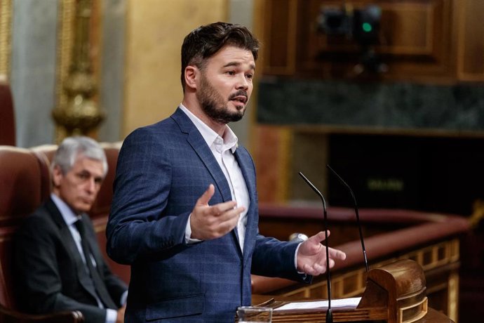 El portavoz de ERC, Gabriel Rufián, interviene desde la tribuna durante la sesión del Congreso en la que se ejerce el control al Gobierno y se trata la sexta prórroga del estado de alarma por la crisis del Covid-19. En Madrid, (España), a 3 de junio de