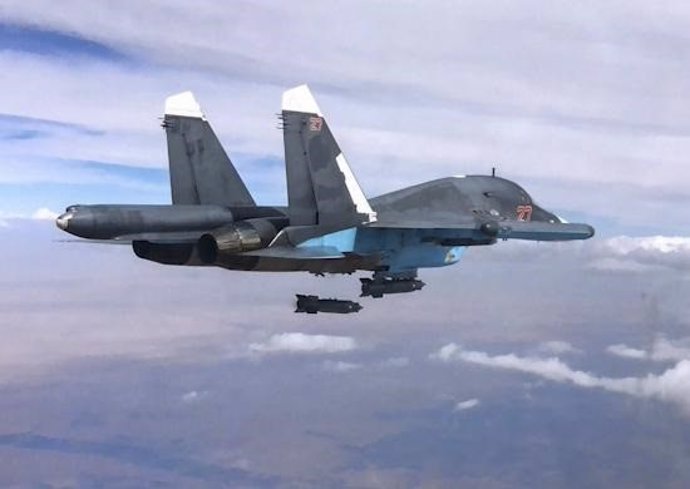 Avión de combate ruso lanzando bombas sobre Siria