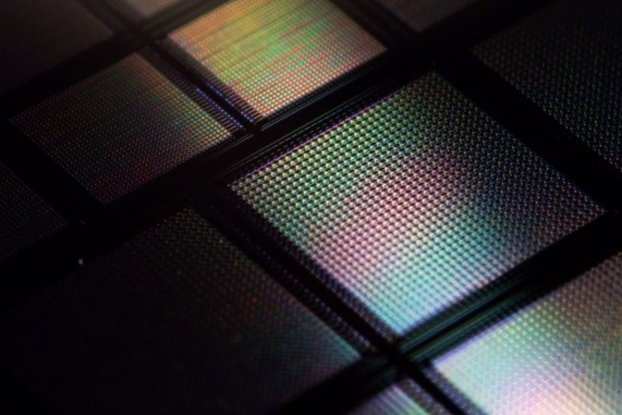 Miles de sinapsis cerebrales artificiales trabajando en un solo chip