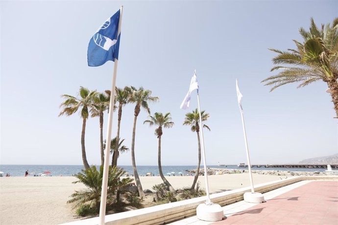 Bandera azul en la playa de Almería