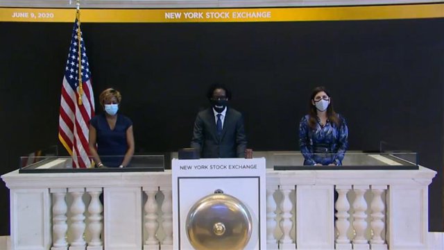 El director gerente de Goldman Sachs, Frederick Baba (centro), acompañado de la miembro del consejo de administración de Intercontinental Exchange, Sharon Bowen (derecha), y la presidenta de la Bolsa de Nueva York, Stacey Cunningham.