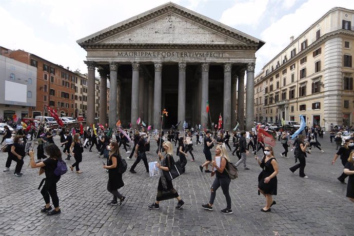Guías turísticos se manifiestan delante del Panteón en Roma