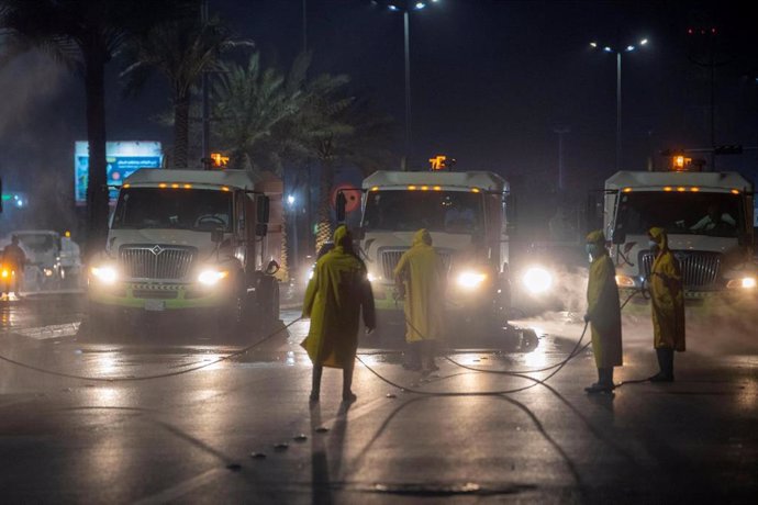 Trabajos de desinfección en Arabia Saudí durante la pandemia de coronavirus
