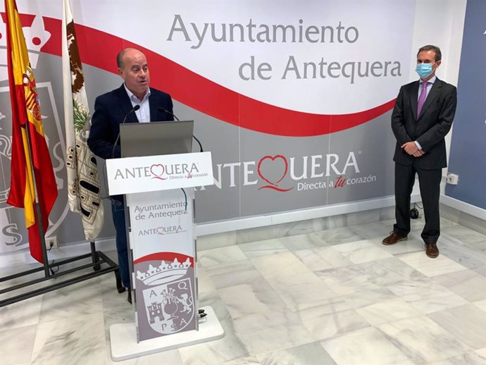 El alcalde de Antequera, Manolo Barón, y el gerente de la empresa malagueña Inversiones Domago, Ramón Martínez, en rueda de prensa