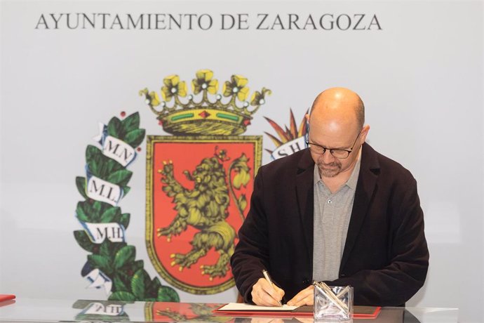 El secretario general de CCOO-Aragón, Manuel Pina, firma el Acuerdo por el Desarrollo Económico y Social de Zaragoza