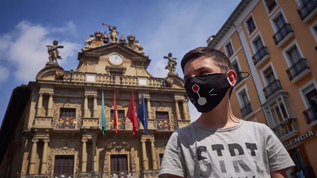 Un niño con mascarilla posa delante del Ayuntamiento de Pamplona durante el primer fin de semana de fase 2 en la desescalada de la pandemia por coronavirus COVID19. En Pamplona, Navarra, España, a 31 de mayo de 2020.