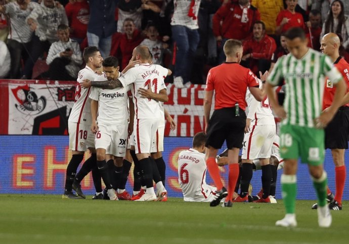 Los jugadores del Sevilla celebran un gol en el partido ante el Betis de LaLiga Santander 2018-2019