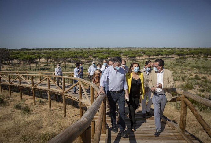 La consejera de Agricultura, Ganadería, Pesca y Desarrollo Sostenible, Carmen Crespo (c), inaugura la nueva pasarela de Cuesta Maneli