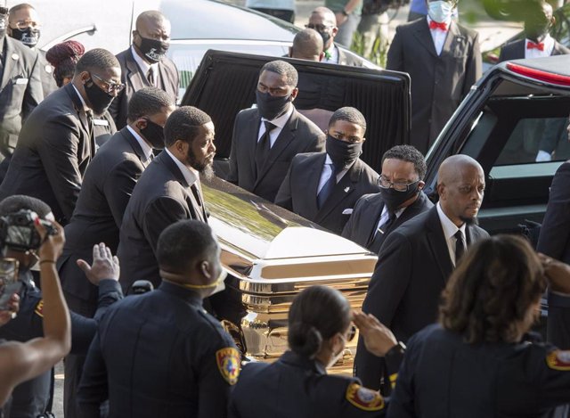 El ataúd con el cuerpo de George Floyd durante su traslado al interior de la iglesia para la celebración de su funeral. 
