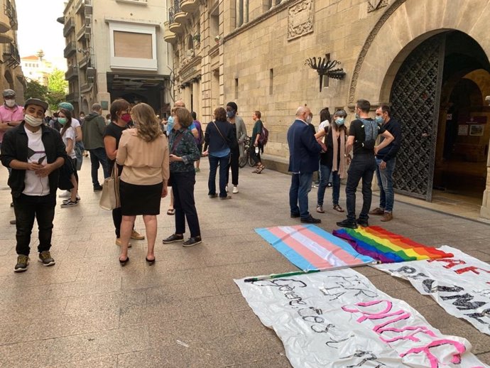 Concentració de protesta per l'agressió homfoba a una parella gai a Lleida.
