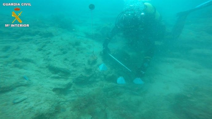 Labores de medición de un explosivo encontrado en el fondo marino de Melilla