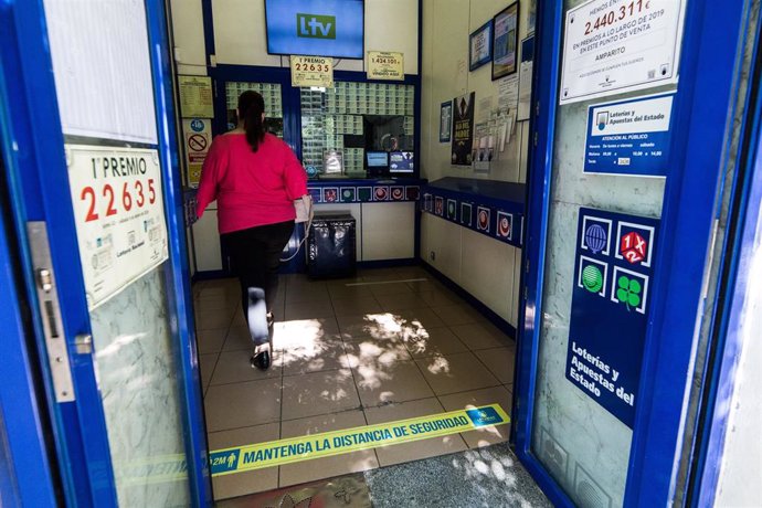 Una mujer compra en una administración de lotería de Madrid.