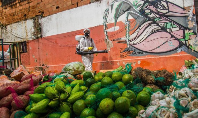 Labores de desinfección en la favela de Santa Marta, en el barrio carioca de Botafogo, en el sur de Brasil.