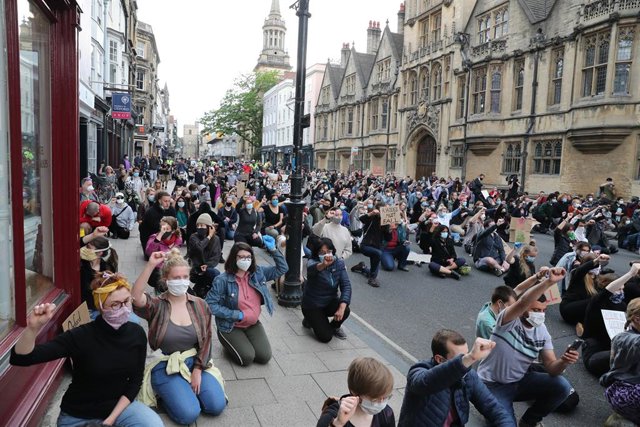 Manifestación en Oxford contra el racismo, exigiendo la retirada de la figura colonial británica de Cecil Rhodes, coincidiendo con el entierro de George Floyd, ciudadano afroamericano asesinado por la Policía de Mineápolis, en Minesota (EEUU).