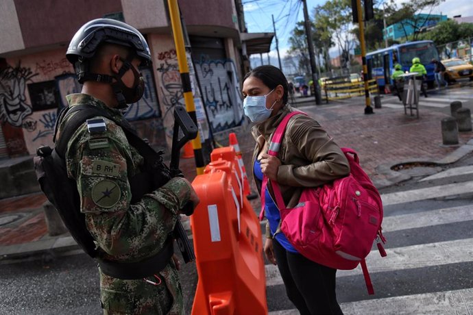 Un militar del Ejército de Colombia controla los accesos a la localidad bogotana de Kennedy, después de un incremento de casos de la COVID-19 en esta zona de la capital colombiana.