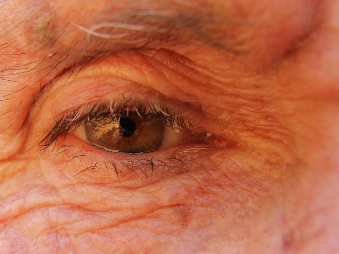 Ojo anciano, degeneración macular, hombre mayor