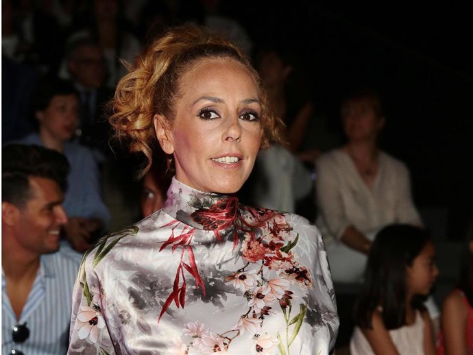 Rocío Carrasco posa para la prensa en un desfile de Hannibal Laguna