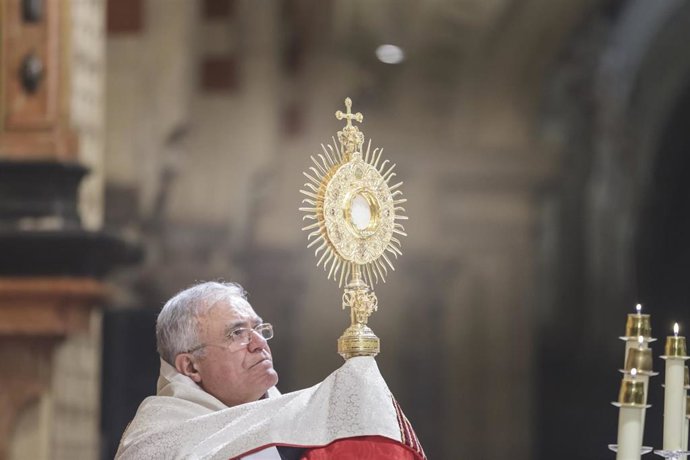 El obispo de Córdoba, Demetrio Fernández, durante un oficio en la Mezquita-Catedral, en una imagen de archivo.