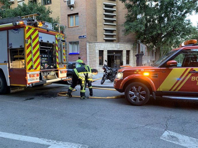 Bomberos del Ayuntamiento de Madrid en el edificio del distrito de Arganzuela donde un hombre ha muerto por inhalación de humo a raíz de un incendio en su vivienda.