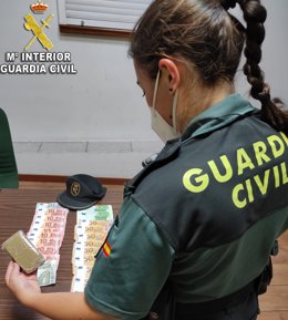 Efectos intervenidos a dos jóvenes de Vigo por un delito contra la salud pública.