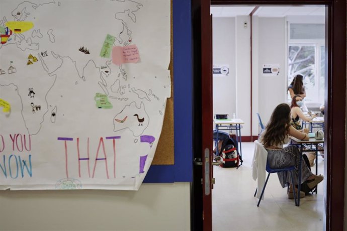 Alumnas del colegio Alameda de Osuna de Madrid, con mascarillas y separadas en clase este pasado lunes.