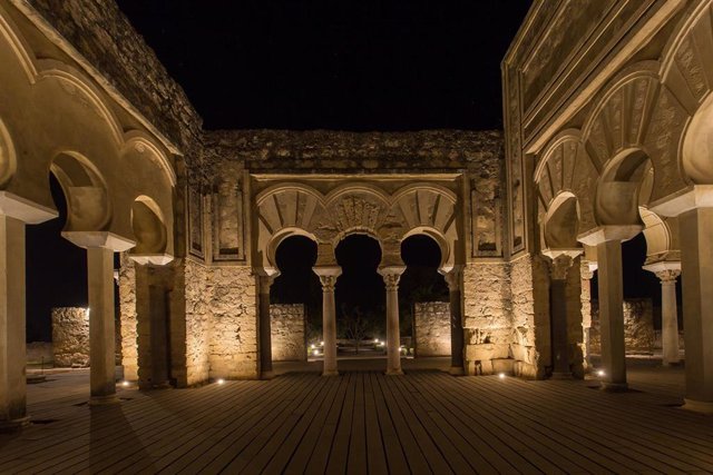 El Salón Basilical de Medina Azahara con iluminación artística, en una imagen de archivo.