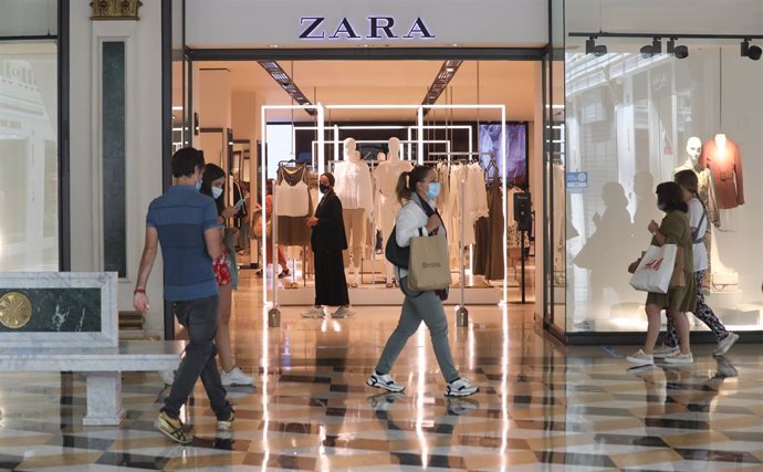 Diverses persones passen al costat d'una botiga Zara 