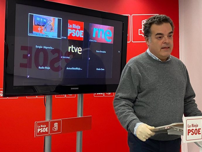 El diputado del PSOE Juan Cuatrecasas en comparecencia de prensa