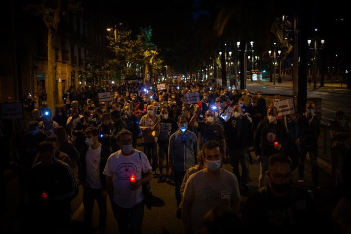 Los trabajadores de Nissan llevan a cabo una marcha nocturna por la ciudad de Barcelona.