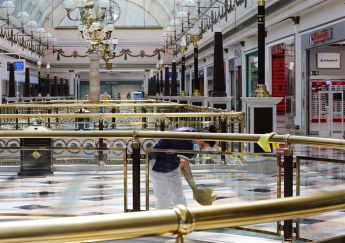 Una trabajadora de la limpieza limpia las barandillas del Centro Plaza Norte 2, La Cúpula de Madrid, durante el segundo día de la Fase 2 de desescalada,  a 9 de junio de 2020.