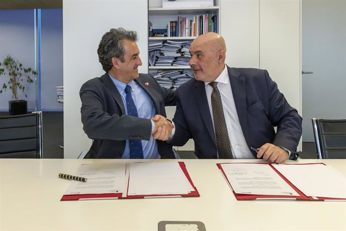 El consejero de Industria, Francisco Martín, y el presidente de ENUSA, José Vicente Berlanga.