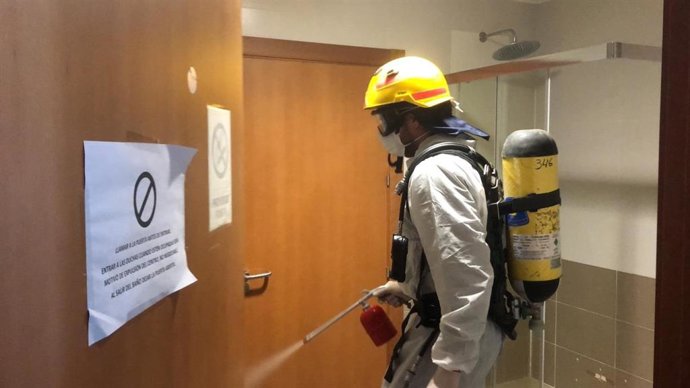 Bombero de Málaga realiza labores de desinfección durante la crisis del COVID-19