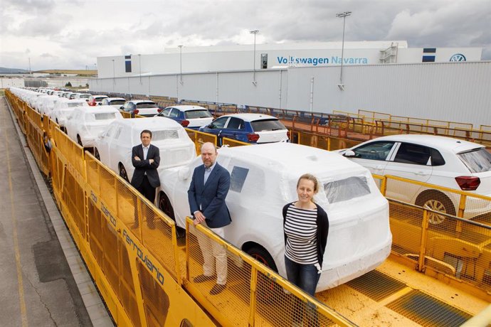 Los representantes de los operadores ferroviarios,Igone Lecea, gerente de zona y KAM deTransfesaLogistics, y Juan Pedro Jorquera, gerente de Cuenta AutomocióndePecovasaRenfe Mercancías, junto a Pablo Mendívil, de Volkswagen