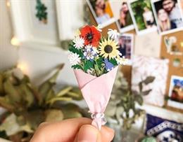 Una artista crea preciosas flores de papel en miniatura