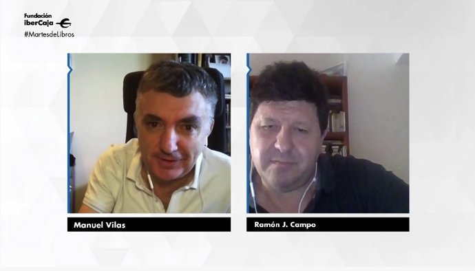 El escrito Manuel Vilas participa en el ciclo 'Martes de libros', de Fundación Ibercaja, moderado por el periodista de Heraldo de Aragón, Ramón Campo.