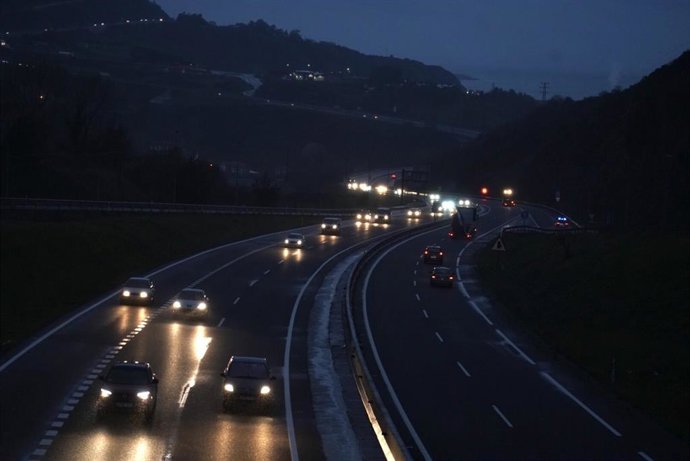 Carretera entre Cantabria y el País Vasco de madrugada en el segundo día laborable en estado de alarma en Bilbao, Vizcaya, País Vasco (España), a 17 de marzo de 2020.